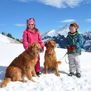 Kinder mit Amira und Aileen