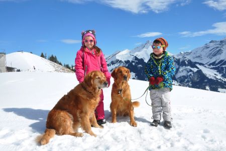 Kinder mit Amira und Aileen